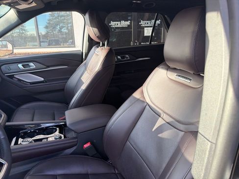 Used 2025 Ford Explorer Platinum image 3