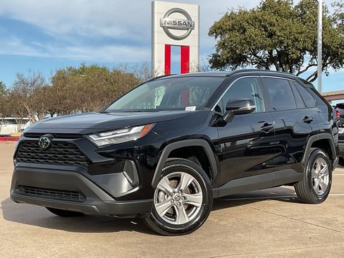 Used 2025 Toyota RAV4 XLE image 2