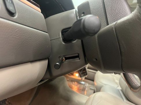 Used 2009 Lincoln Town Car Signature Limited image 24