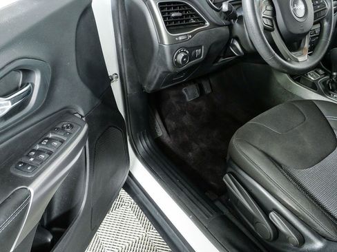 Used 2019 Jeep Cherokee Latitude w/ Popular Appearance Group FWD image 7