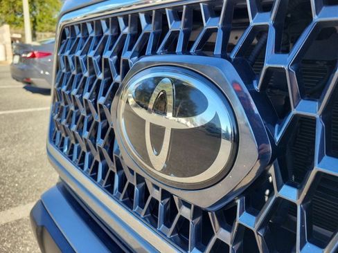 Used 2019 Toyota Tacoma TRD Off-Road image 11