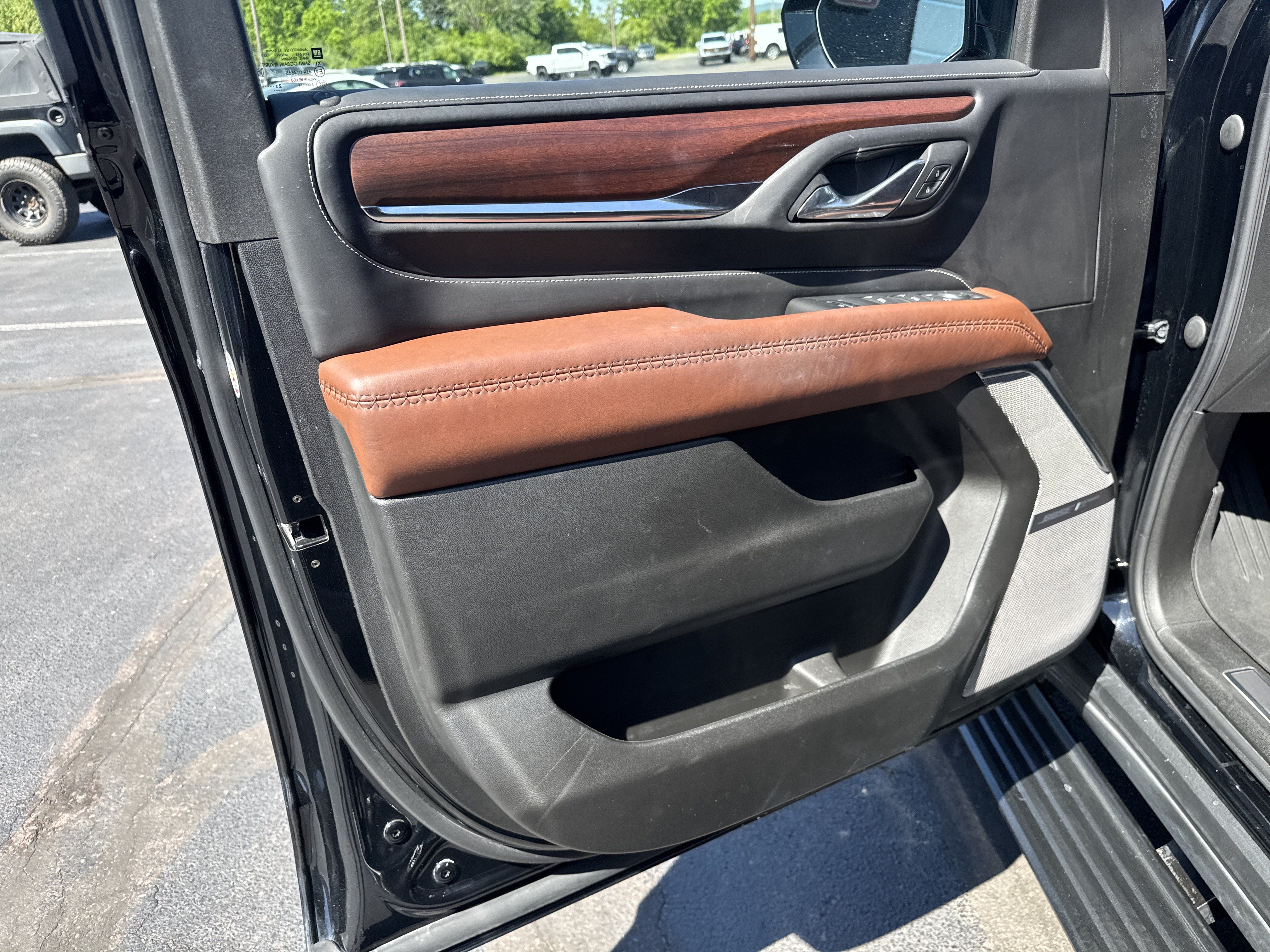 Used 2023 GMC Yukon Denali Ultimate AWD/4WD image 16