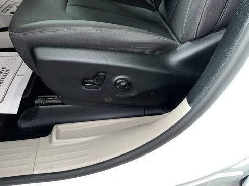 Used 2024 Chrysler Voyager LX image 14