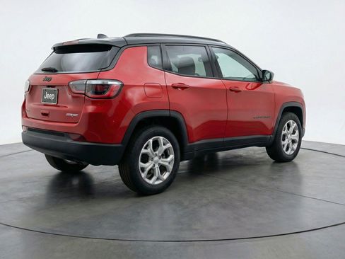 Used 2025 Jeep Compass Latitude AWD/4WD image 9