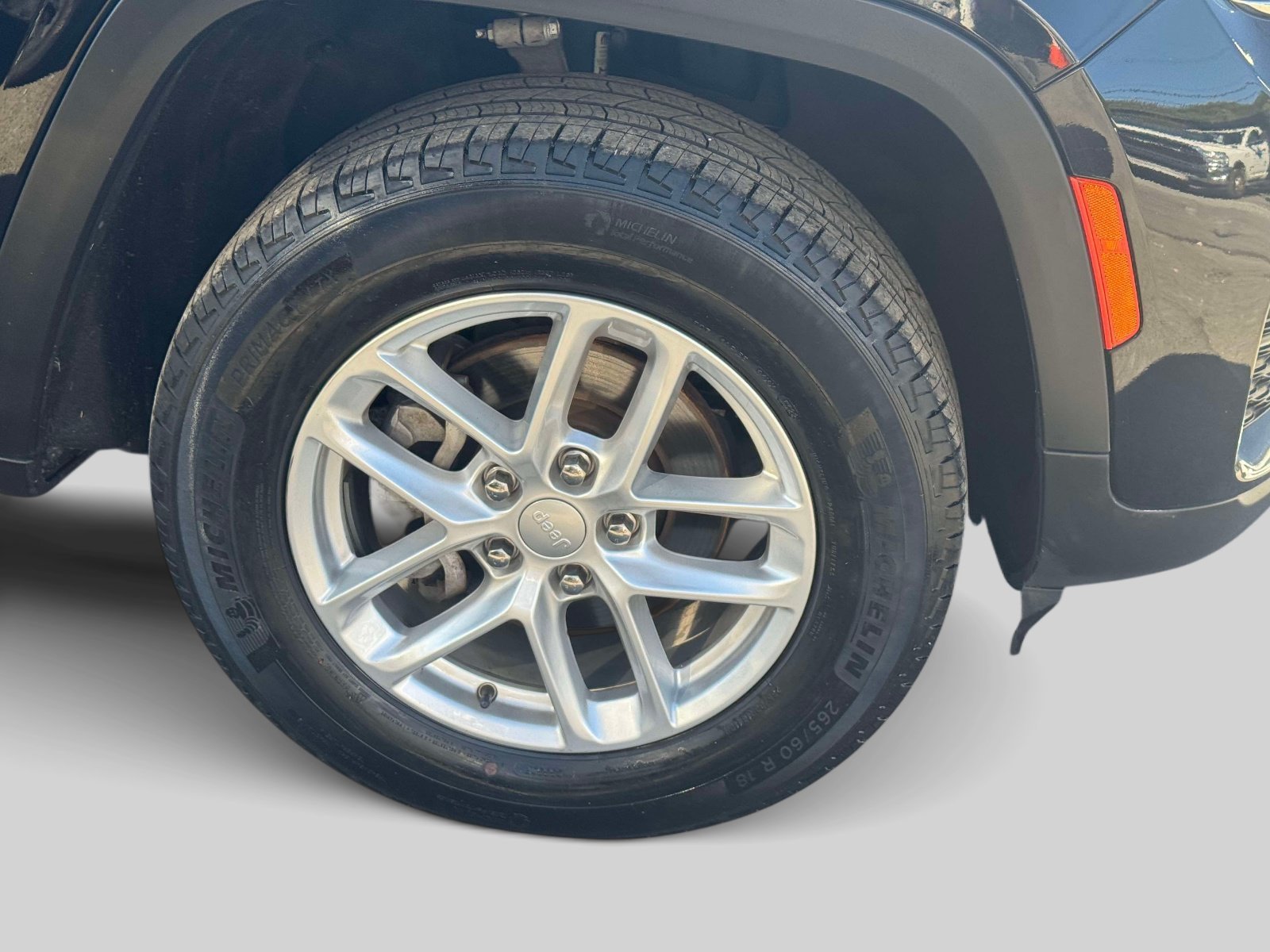 Used 2023 Jeep Grand Cherokee Laredo AWD/4WD image 9