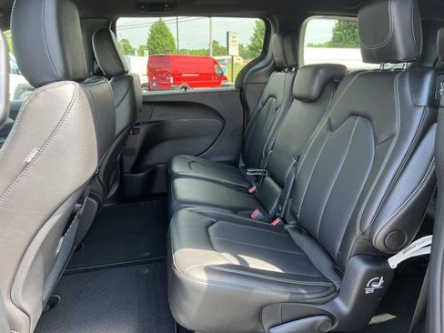 New 2027 Chrysler Pacifica Select FWD image 4