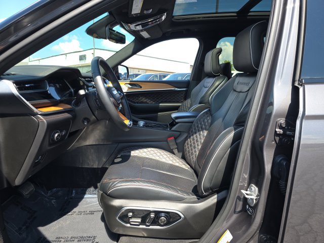 Used 2024 Jeep Grand Cherokee L Summit AWD/4WD image 12