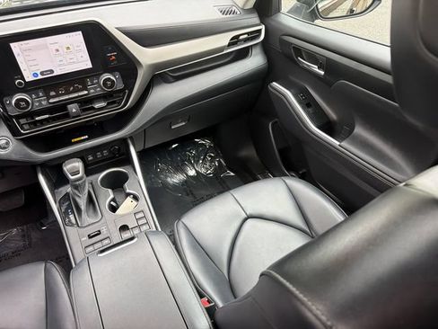 Used 2023 Toyota Highlander XLE AWD/4WD image 20
