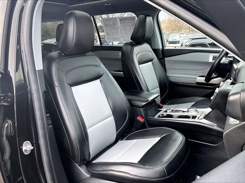 Used 2022 Ford Explorer XLT w/ Equipment Group 202A image 7