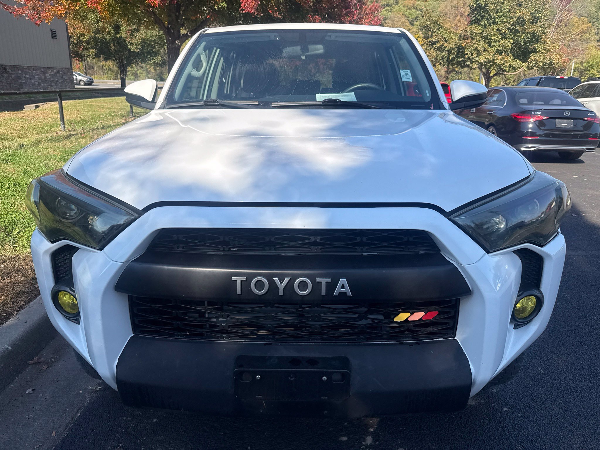 Used 2018 Toyota 4Runner SR5 AWD/4WD image 2