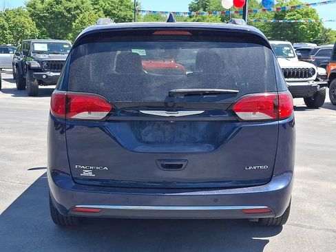 Used 2019 Chrysler Pacifica Limited w/ Tire & Wheel Group FWD image 5