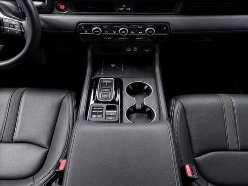 Used 2025 Honda Pilot Touring image 17