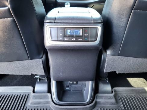 Used 2018 Toyota Highlander XLE AWD/4WD image 25