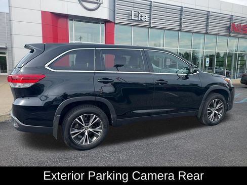 Used 2019 Toyota Highlander LE AWD/4WD image 12