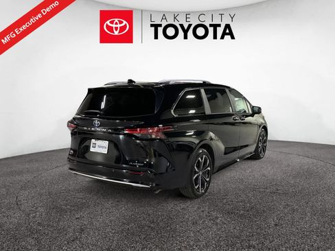 New 2025 Toyota Sienna Platinum image 5