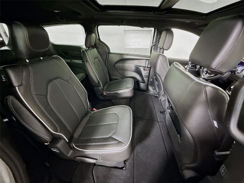 New 2026 Chrysler Pacifica Limited w/ Trailer Tow Group image 23