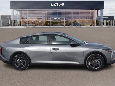New 2025 Kia K4 LXS image 2