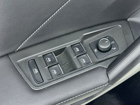 Used 2024 Volkswagen Tiguan SE AWD/4WD image 17