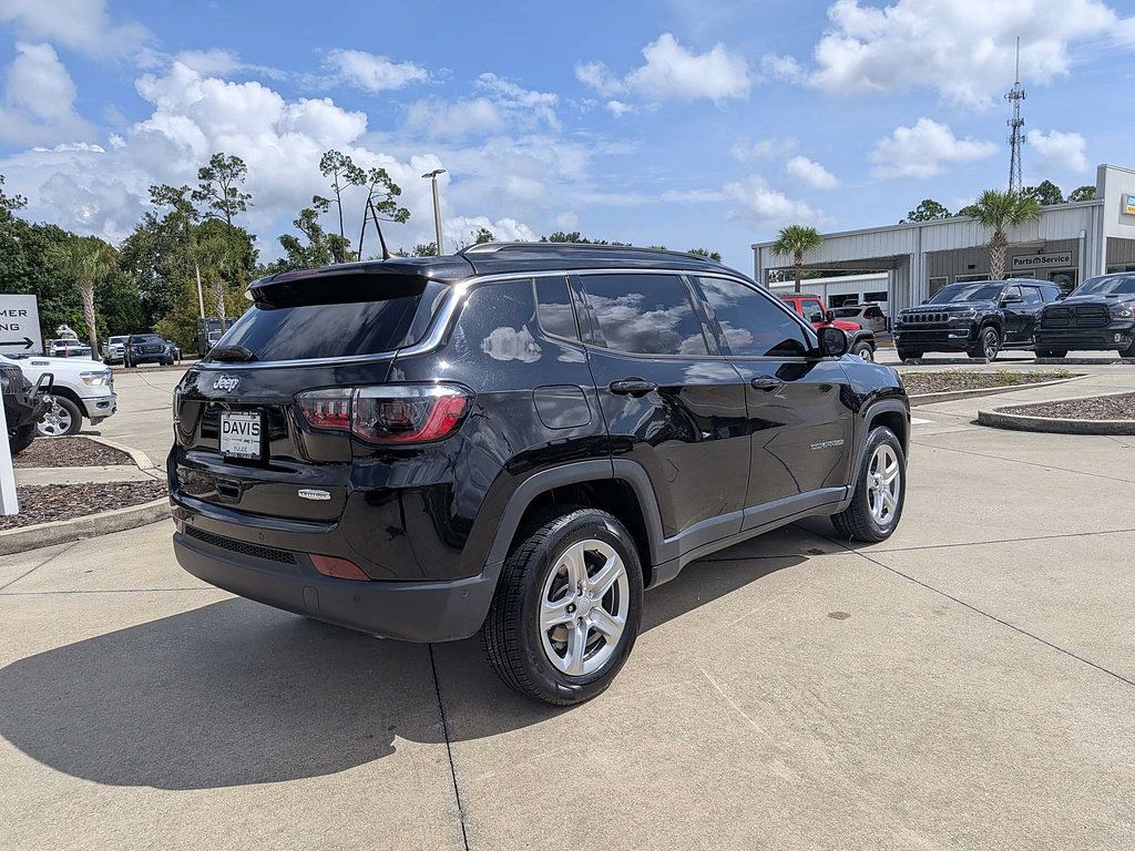 Used 2023 Jeep Compass Latitude w/ Convenience Group AWD/4WD image 4