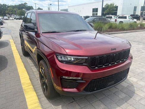 Used 2025 Jeep Grand Cherokee Limited w/ Luxury Tech Group II AWD/4WD image 4