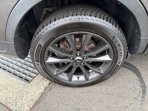 Used 2018 Ford Explorer XLT w/ Equipment Group 202A AWD/4WD image 32