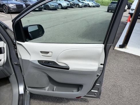 Used 2011 Toyota Sienna FWD image 13