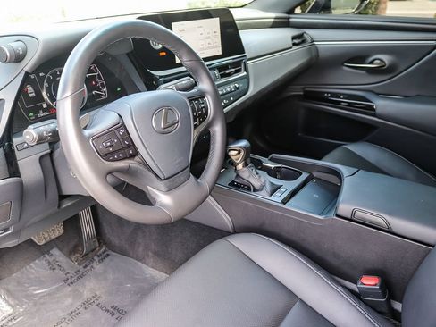 Used 2025 Lexus ES 300h w/ Premium Package FWD image 17