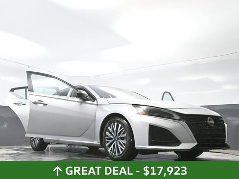 Used 2024 Nissan Altima 2.5 SV FWD image 72