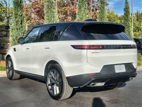 Used 2025 Land Rover Range Rover Sport SE image 3