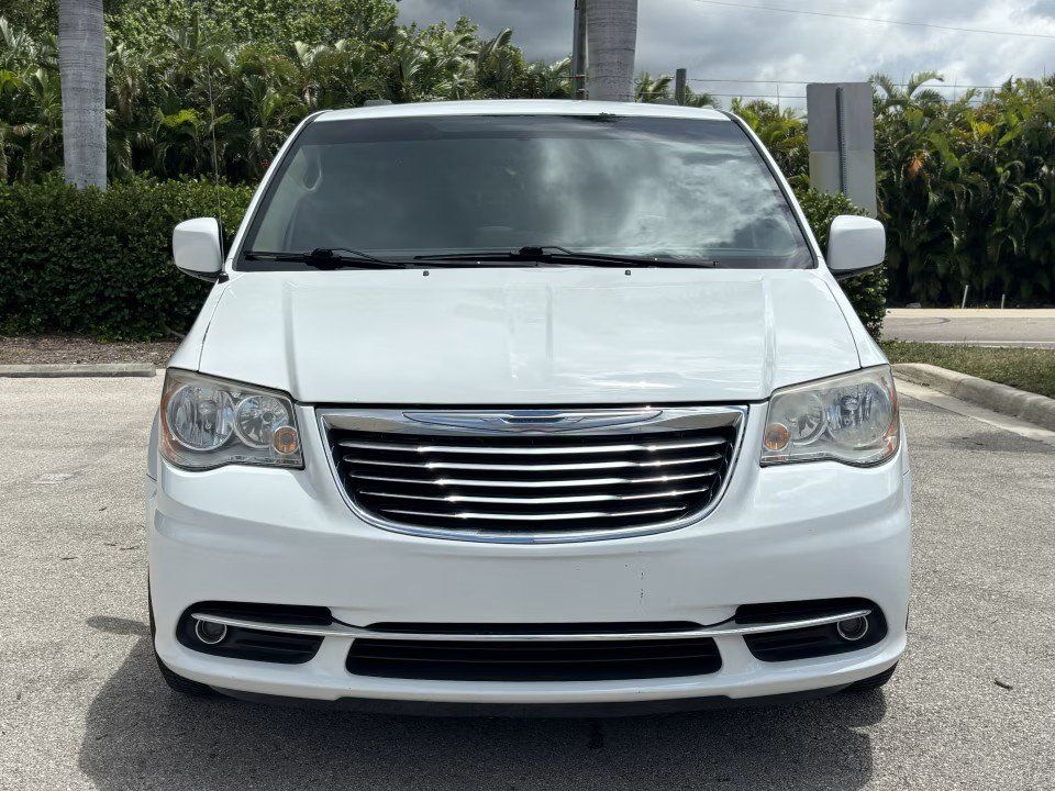 Used 2016 Chrysler Town & Country Touring FWD image 3
