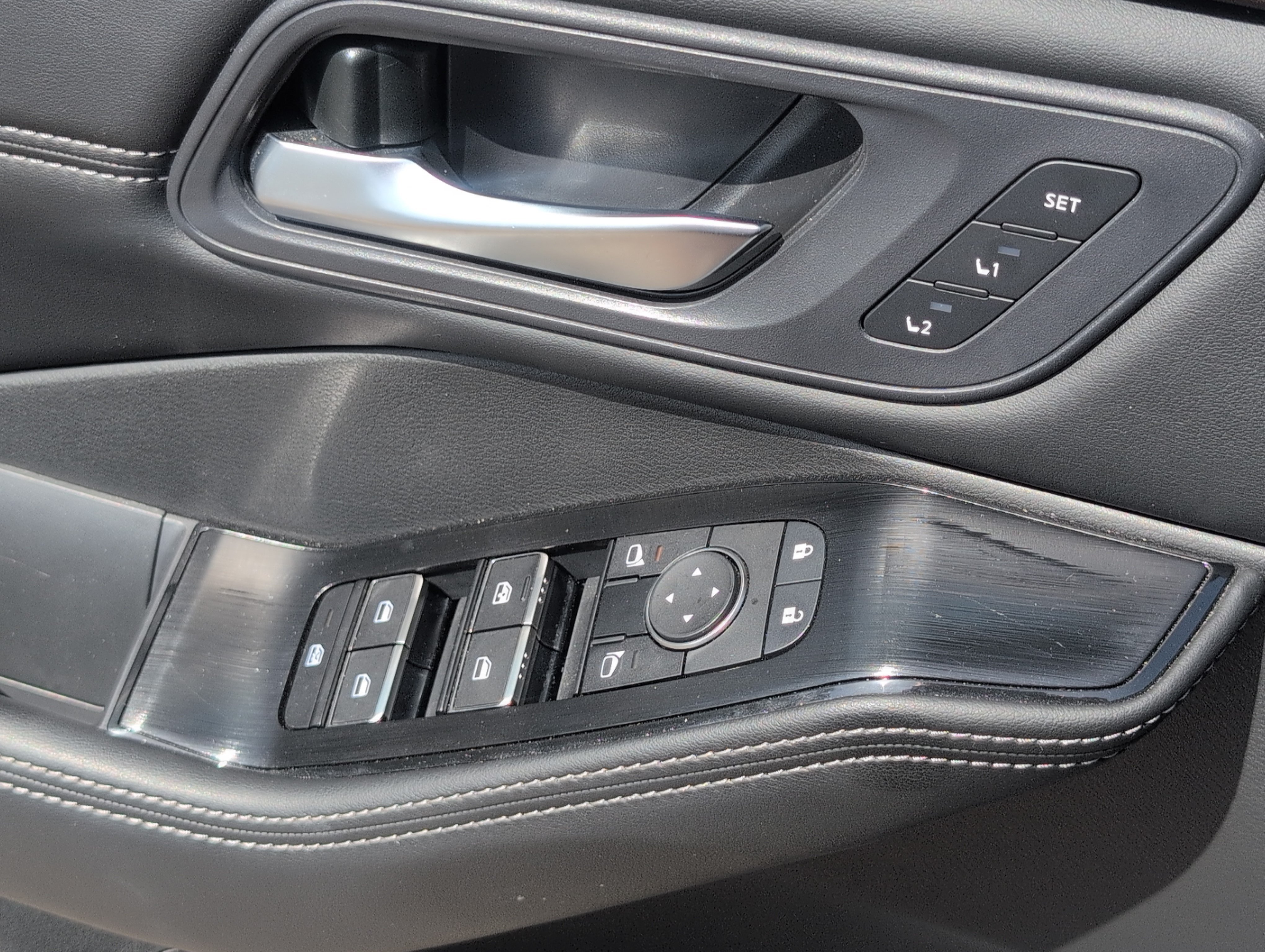 Used 2023 Nissan Rogue SL w/ SL Premium Package FWD image 17