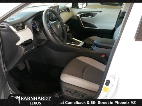 Used 2021 Toyota RAV4 XLE w/ Convenience Package image 4