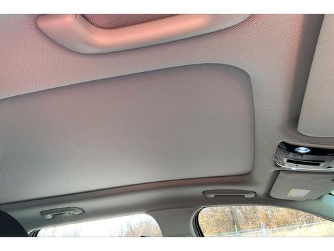 Used 2024 Kia Sorento S w/ Panoramic Sunroof Package image 21