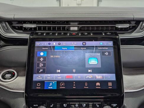 Used 2023 Jeep Grand Cherokee Limited w/ Luxury Tech Group II image 18