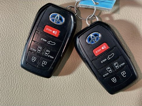 Used 2021 Toyota Sienna XLE FWD image 36