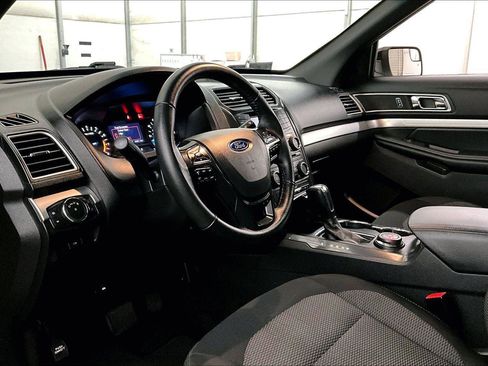 Used 2017 Ford Explorer XLT image 13