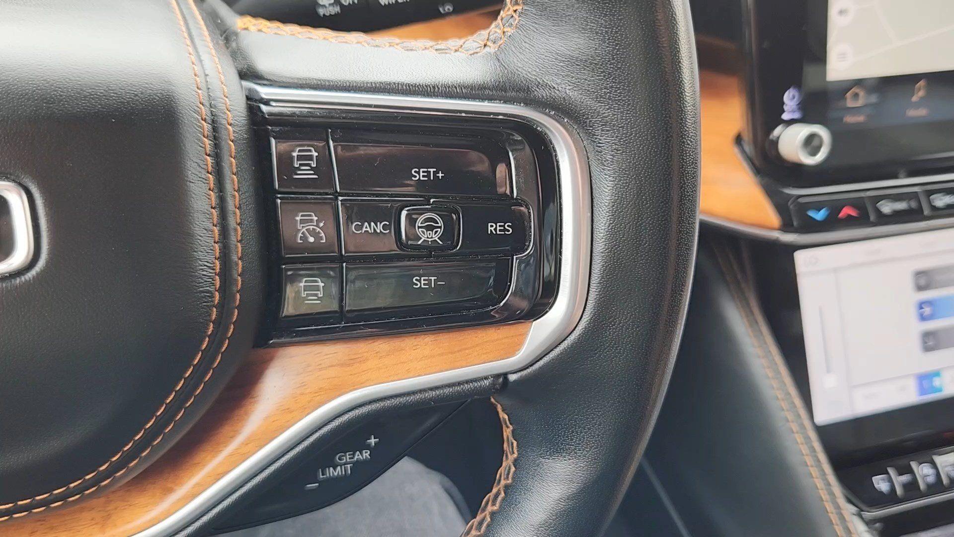 Used 2024 Jeep Grand Wagoneer L Series III AWD/4WD image 13
