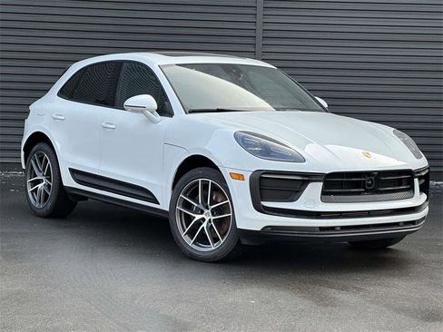 Certified 2025 Porsche Macan image 7