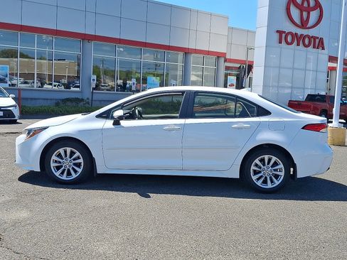 Used 2024 Toyota Corolla LE w/ LE Convenience Package FWD image 4