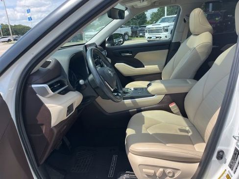 Used 2021 Toyota Highlander XLE FWD image 16