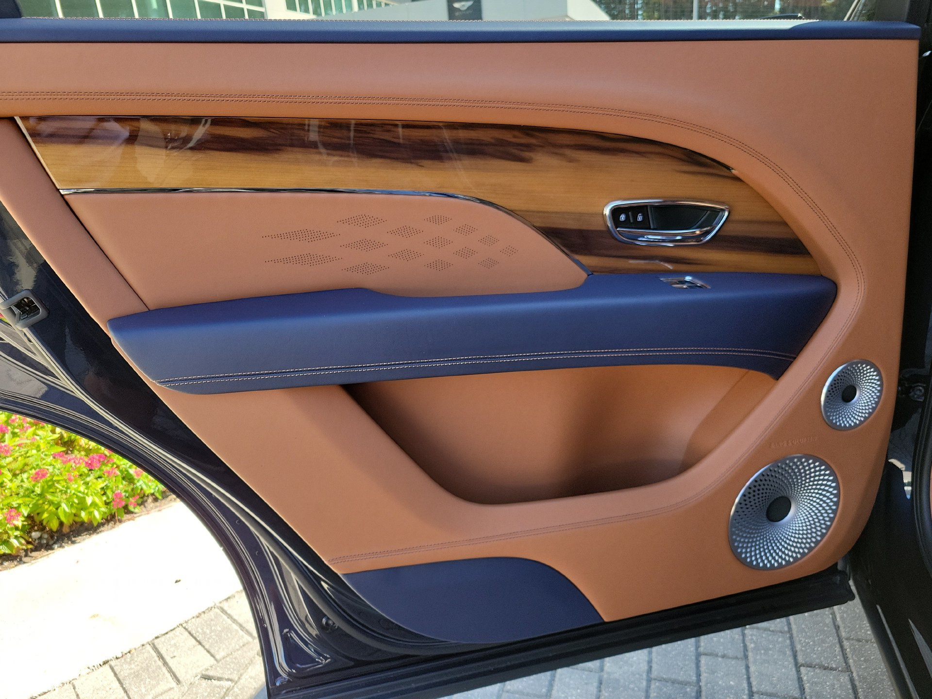 Certified 2025 Bentley Bentayga Extended Wheelbase AWD/4WD image 14