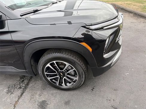 Used 2025 Chevrolet TrailBlazer LT image 2