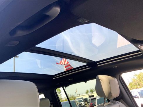 Used 2025 Jeep Wagoneer Series III w/ Premium Group I AWD/4WD image 11