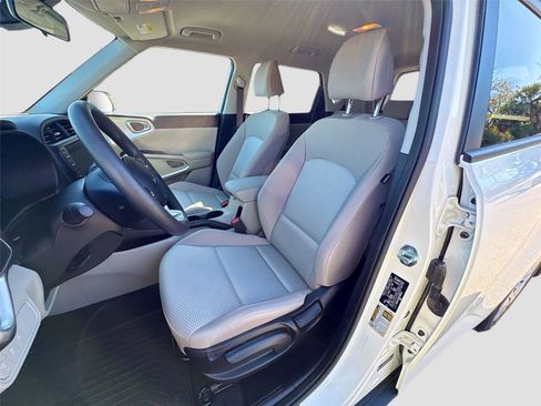 Used 2023 Kia Soul LX image 19