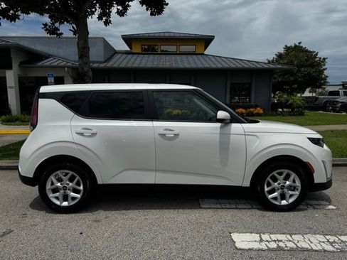 Used 2025 Kia Soul LX w/ LX Technology Package FWD image 7