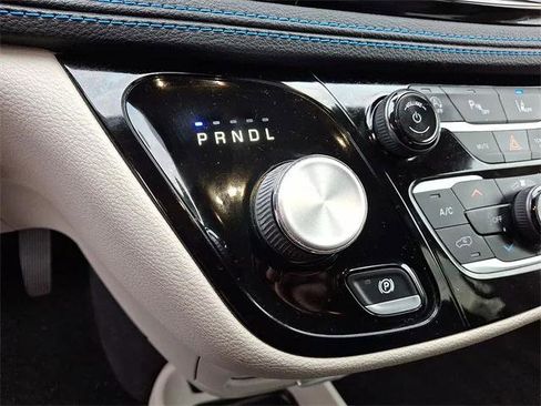 Certified 2021 Chrysler Pacifica Touring-L image 12