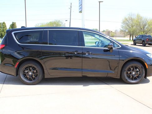 Used 2024 Chrysler Pacifica Touring-L FWD image 4