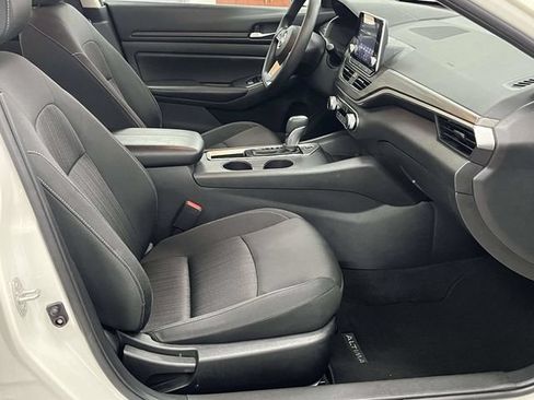 Used 2025 Nissan Altima 2.5 SV FWD image 25