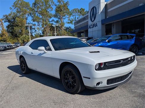 Used 2022 Dodge Challenger SXT image 2