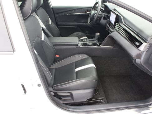Used 2025 Toyota Camry SE w/ Convenience Package FWD image 32